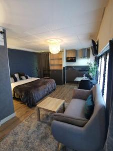 - une chambre avec un lit, un canapé et une table dans l'établissement Au Saint Martin 2, à Cholet