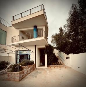 a building with a balcony on top of it at Casa Serra in Porto Palo