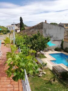 une maison avec une piscine dans une cour dans l'établissement La Terrasse, à Gignac