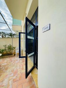 a door to a house with a sign that reads tempo at Casa Serra in Porto Palo
