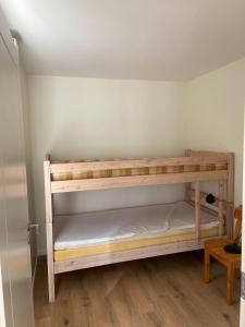 a room with two bunk beds in a room at Åreskutans Mountain Lodge i Huså Lägenhet 03 in Huså