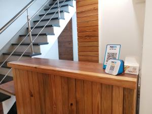 eine Holztheke mit einer Treppe im Hintergrund in der Unterkunft Mahalaxmi Executive in Kolhapur