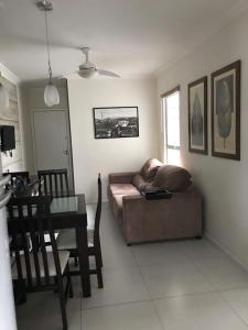 uma sala de estar com um sofá e uma mesa em Lindo Apartamento 2 Quartos 5 min da Praia de BC em Balneário Camboriú