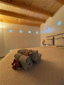 a bedroom with a bed with towels on it at Casa Serra in Porto Palo