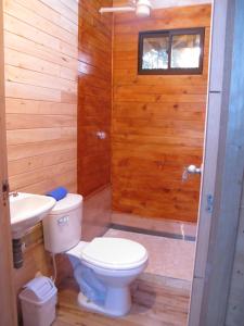 łazienka z toaletą i umywalką w obiekcie Crisantema 2 w mieście Santa Elena