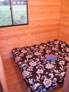 a small bed in a room with a flower pattern at Crisantema 2 in Santa Elena