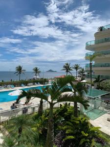 - Vistas a un complejo con piscina y palmeras en Vista Mar - Resort Carioca - WIFI 500Mb, en Río de Janeiro