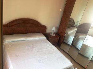 A bed or beds in a room at Fronte del Porto