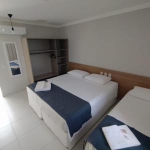 En eller flere senge i et værelse på Hotel Aveiro
