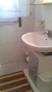 A bathroom at Fronte del Porto