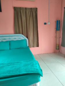 Een bed of bedden in een kamer bij Izz Homestay Sawah Padi Sungai Besar !