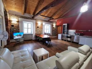 Гостиная зона в Riviera delle Langhe Wine Country House with a Pool