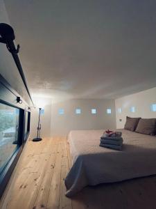 a bedroom with a bed and a lamp on a wooden floor at Casa Serra in Porto Palo
