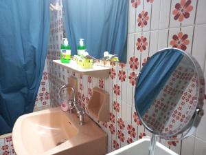 uma casa de banho com um lavatório e um espelho em Fresh and elegant apartment, 9' from city center em Atenas