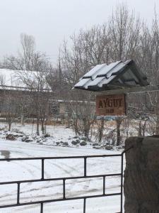 Aygut Guest House að vetri til