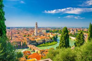 Nespecifikovaný výhled na destinaci Verona nebo výhled na město při pohledu z penzionu