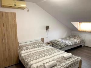 um quarto com duas camas num quarto em Samuil Apartments em Burgas