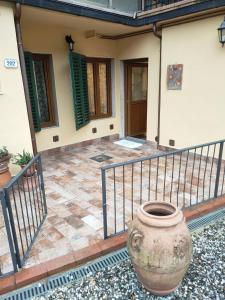 a large vase sitting outside of a house at CASA LA FALEGNAMERIA in Bivigliano