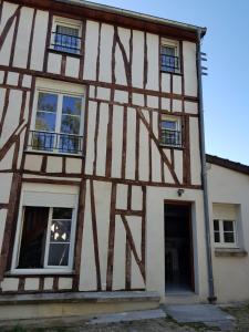 a half timbered house with a sign in the window at F4 dans maison au calme près du centre de Chalons en champagne in Châlons-en-Champagne