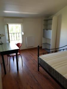 Katil atau katil-katil dalam bilik di F4 dans maison au calme près du centre de Chalons en champagne