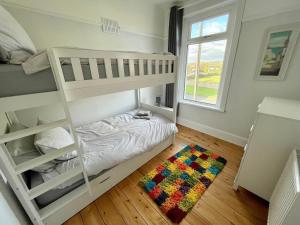 Giường tầng trong phòng chung tại Tŷ Newton Nottage Porthcawl Sea, Surf, Golf, Walks