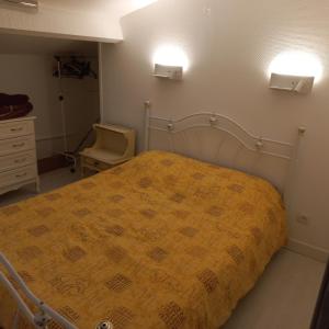 Una cama o camas en una habitación de Villa Cara, 6 personnes, proche plage et commerces, secteur calme, Classé 3 étoiles