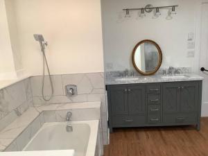 Un baño de Lovely 1-Bedroom Apartment in Fredericton South.