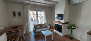 - un salon avec un canapé, une chaise et une table dans l'établissement Casa la Fuentecilla, à El Arenal