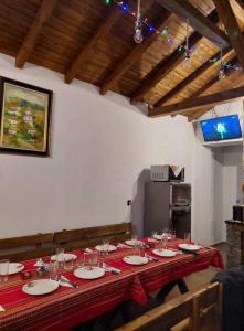 オグニャノヴォにあるСтаи за гости Праматарови Огняновоの台所にテーブル(皿、グラス付)