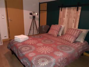 una camera con letto e piumone rosso di Chez Sophie et Thibault a Sceaux-du-Gâtinais