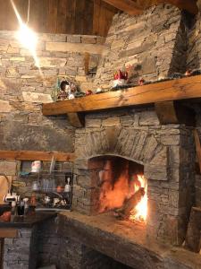 オグニャノヴォにあるСтаи за гости Праматарови Огняновоの石造りの暖炉付きキッチン