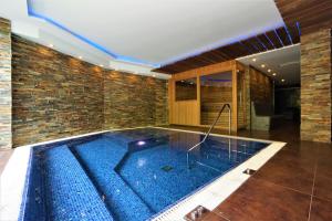 Bazén v ubytování Hotel & SPA Niunit nebo v jeho okolí + 26 fotografií