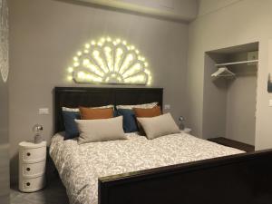 Un dormitorio con una cama grande con luces. en La Fontana di Traetta Guest House, en Altamura