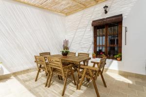 jadalnia z drewnianym stołem i krzesłami w obiekcie La Casa Rural Málaga, Caminito del Rey w mieście Valle de Abdalagís