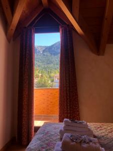 アロヨ・フリオにあるNoelia Cazorla sierraの山の景色を望む窓付きのベッドルーム1室