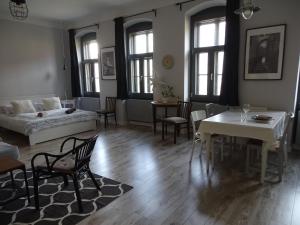 Postel nebo postele na pokoji v ubytování Óváros Apartman