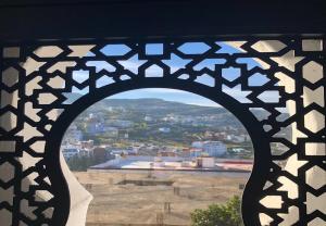 舍夫沙万HOTEL PEDRO的透过建筑物的拱门看到的城市景色