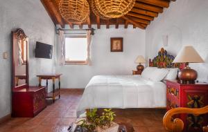 ein Schlafzimmer mit einem weißen Bett und einem Fenster in der Unterkunft Eco Hotel Ixhi in Pátzcuaro