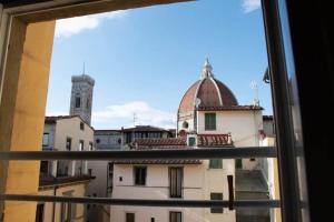 een raam met uitzicht op een gebouw bij Cozy Dante's Apartment in Florence