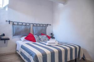 een slaapkamer met een bed met handdoeken erop bij Cozy Dante's Apartment in Florence