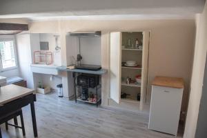 een kamer met een keuken met een aanrecht en een fornuis bij Cozy Dante's Apartment in Florence