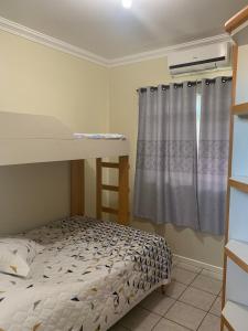 Cama o camas de una habitación en Apartamentos 800 metros do Mar - Residencial Vieira