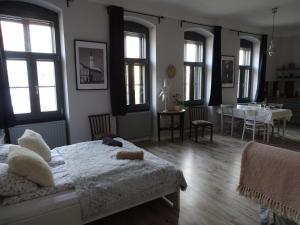 Postel nebo postele na pokoji v ubytování Óváros Apartman