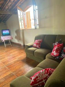 a living room with two couches and a television at Apartamento rústico in Cabo Frio