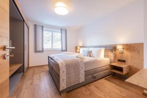 施圖拜谷地新施蒂夫特的住宿－Aparthaus Alpenzauber，一间卧室设有一张床和一个窗口