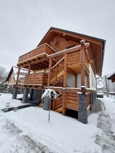 テルホヴァーにあるApartmánový Dom Terchováの雪の大木造住宅