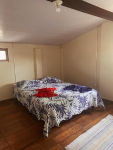 a bedroom with a bed in the corner of a room at Apartamento rústico in Cabo Frio