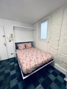 Ce lit se trouve dans un dortoir doté d'une fenêtre. dans l'établissement Studio Centre Historique Toulouse Saint Etienne, Carmes, à Toulouse