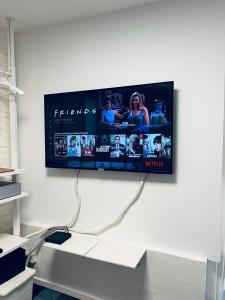 una TV a schermo piatto appesa a un muro di Studio Centre Historique Toulouse Saint Etienne, Carmes a Tolosa