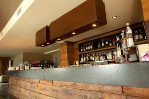 bar z dużą ilością butelek alkoholu w obiekcie Hotel La Chance w mieście Pila